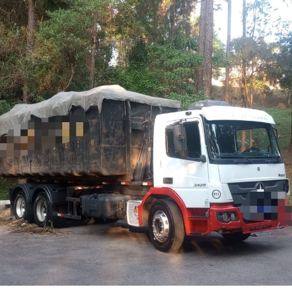 Volvo VM 270 ano 2022 c/ caçamba Cal Leve 6,5 x 2,2mts em assoalho 1/4, garra HB cabine hidráulica e joystick, ano 2023 com pouco uso e super conservado. 