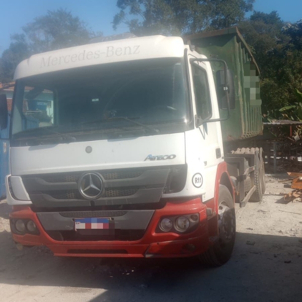 Volvo VM 270 ano 2022 c/ caçamba Cal Leve 6,5 x 2,2mts em assoalho 1/4, garra HB cabine hidráulica e joystick, ano 2023 com pouco uso e super conservado. 