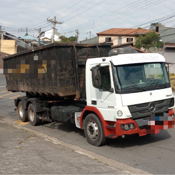 Volvo VM 270 ano 2022 c/ caçamba Cal Leve 6,5 x 2,2mts em assoalho 1/4, garra HB cabine hidráulica e joystick, ano 2023 com pouco uso e super conservado. 