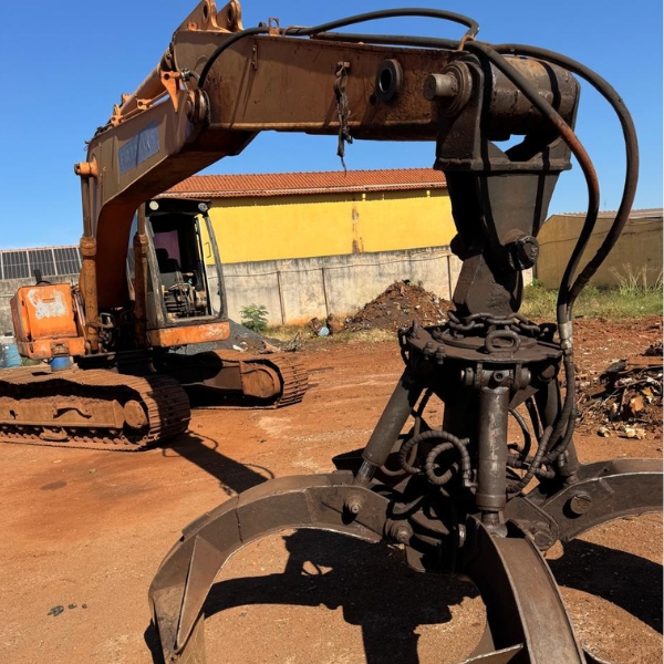 Escavadeira Fiatallis 2006 com garra sucateira, possui todas as 4 bombas hidráulicas e comando feitos.