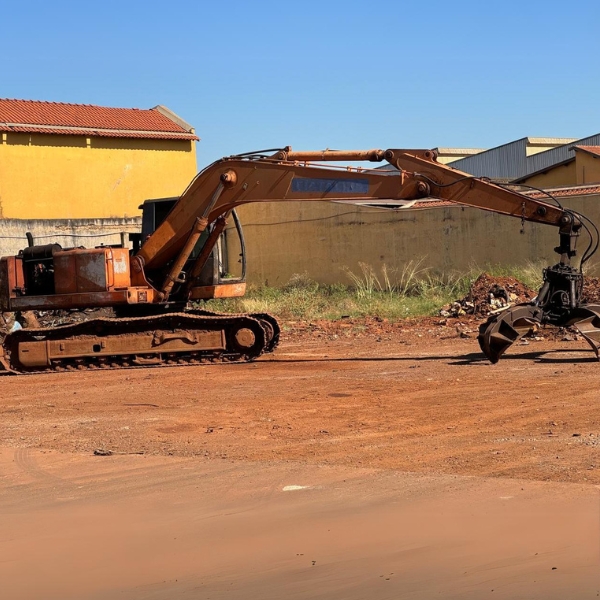 Escavadeira Fiatallis 2006 com garra sucateira, possui todas as 4 bombas hidráulicas e comando feitos.