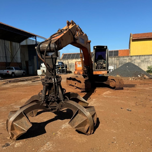 Escavadeira Fiatallis 2006 com garra sucateira, possui todas as 4 bombas hidráulicas e comando feitos.