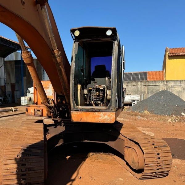 Escavadeira Fiatallis 2006 com garra sucateira, possui todas as 4 bombas hidráulicas e comando feitos.