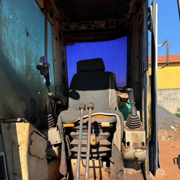 Escavadeira Fiatallis 2006 com garra sucateira, possui todas as 4 bombas hidráulicas e comando feitos.