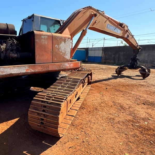 Escavadeira Fiatallis 2006 com garra sucateira, possui todas as 4 bombas hidráulicas e comando feitos.