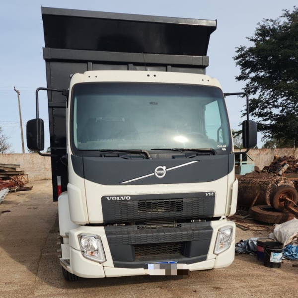 FH 460 ano 2014, 8x2 c/ suspensor, rodas de alumínio engate p/ Julieta, rollon Grimaldi 2021 e Cambio e diferencial revisado.Motor trocado Kit recente.