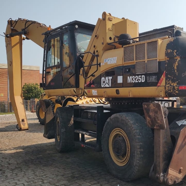 Escavadeira de rodas CAT M325DMH ano 2013, 20 mil horas, máquina toda operacional.