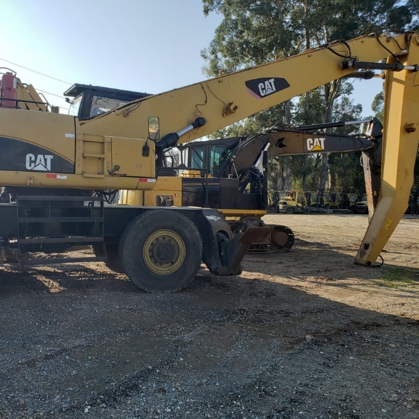 Escavadeira de rodas CAT M325DMH ano 2013, 20 mil horas, máquina toda operacional.