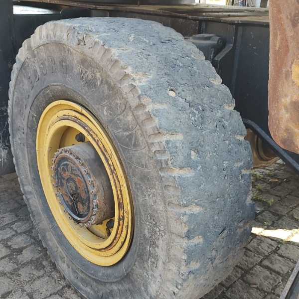 Escavadeira de rodas CAT M325DMH ano 2013, 20 mil horas, máquina toda operacional.