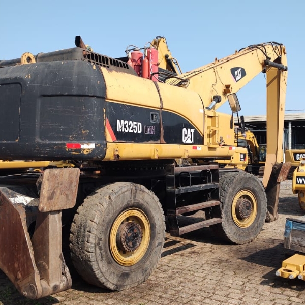 Escavadeira de rodas CAT M325DMH ano 2013, 20 mil horas, máquina toda operacional.