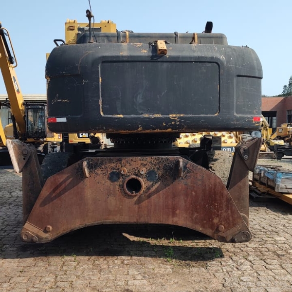 Escavadeira de rodas CAT M325DMH ano 2013, 20 mil horas, máquina toda operacional.