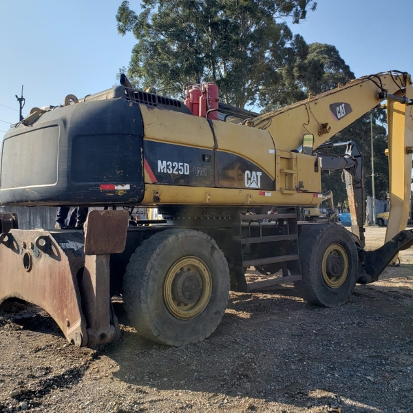 Escavadeira de rodas CAT M325DMH ano 2013, 20 mil horas, máquina toda operacional.