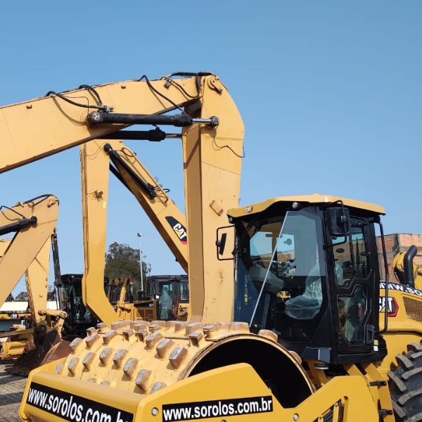 Escavadeira de rodas CAT M325DMH ano 2013, 20 mil horas, máquina toda operacional.