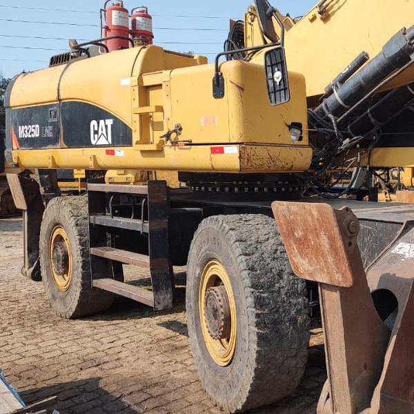 Escavadeira de rodas CAT M325DMH ano 2013, 20 mil horas, máquina toda operacional.