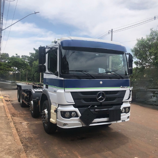 MB Atego 2429 ano 2014 com rollon Basco G25 conjunto impecável.