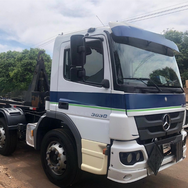 MB Atego 2429 ano 2014 com rollon Basco G25 conjunto impecável.