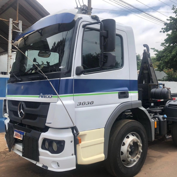 MB Atego 2429 ano 2014 com rollon Basco G25 conjunto impecável.