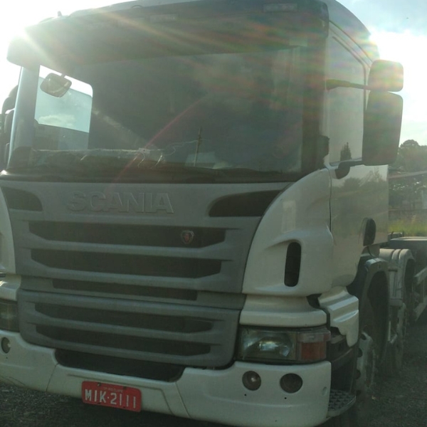 Scania P 340 ano 2011 com Rollon Grimaldi 2017, com Bitruck 8 x 2 e engate para Julieta. 
