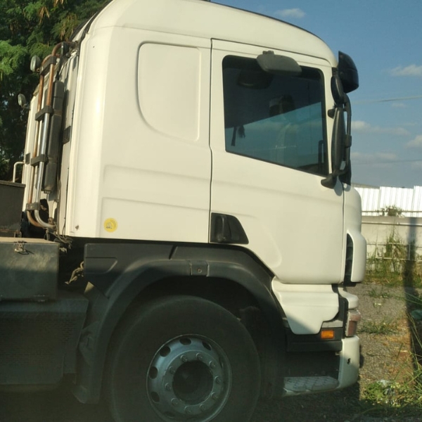 Scania P 340 ano 2011 com Rollon Grimaldi 2017, com Bitruck 8 x 2 e engate para Julieta. 