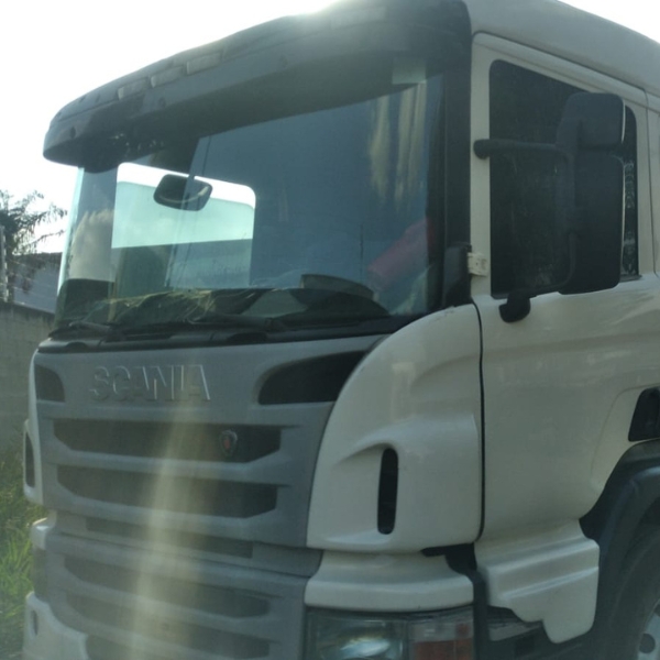 Scania P 340 ano 2011 com Rollon Grimaldi 2017, com Bitruck 8 x 2 e engate para Julieta. 