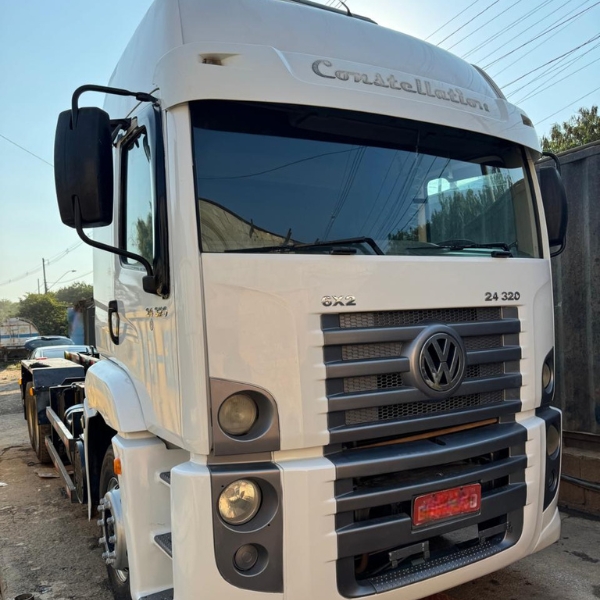 VD VW Constellation 24320 - Ano 2010 com Rollon Grimaldi G25 com engate para Julieta.